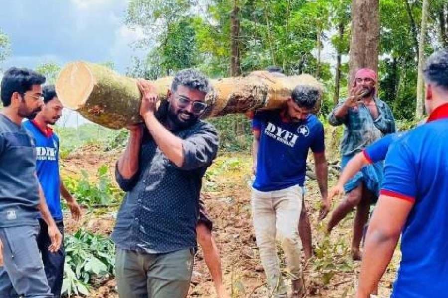 In Wayanad, DYFI members take up odd jobs to raise funds and build houses for displaced people